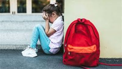 هل من الطبيعي أن يرفض طفلي المدرسة فجأة؟