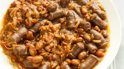  لإفطار شهي أو لسهرة لذيذة.. طريقة عمل الفول بالسجق الإسكندراني في مطبخك 