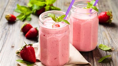 لذيذ ومنعش.. طريقة عمل سموثي الفراولة والمانجو مثل المحلات 