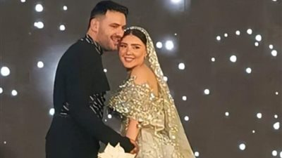 ببدلة غريبة.. مطرب المهرجانات مسلم يثير الجدل في حفل زفافه