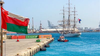 «شباب عمان الثانية».. سفينة البحرية السلطانية العُمانية تعبر قناة السويس