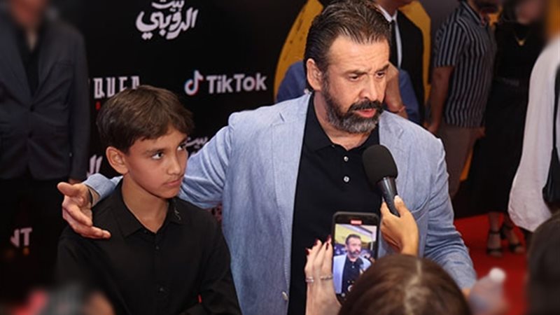 كريم عبد العزيز وابنه