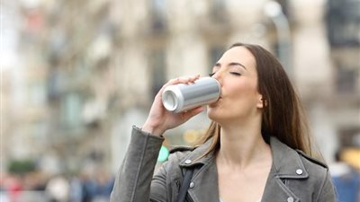 بين الانتعاش المؤقت والمخاطر الخفية.. القومي للبحوث يحذر الطلاب من مشروبات الطاقة