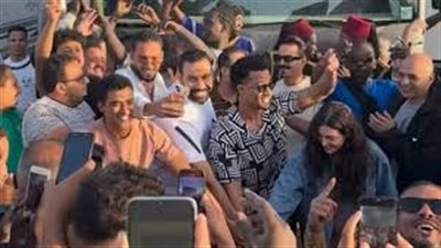 محمد رمضان يحتفل بعيد ميلاده وسط فريق عمل فيلمه «أسد» 