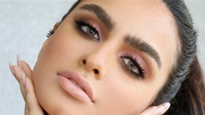 حيل مكياج مدهشة لجعل العيون المبطّنة أكثر إشراقاً وجاذبية