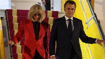 الرئيس الفرنسي ماكرون يدافع عن زوجته بريجيت بعد صفعها له 