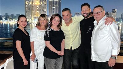 إلهام شاهين تنشر صورا مع عائلتها وأصدقائها فى رحلة نيلية..والجمهور يعلق