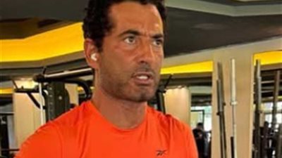 عمرو سعد يستعرض عضلاته ويوجه رسالة لجمهوره: «لا أعذار»
