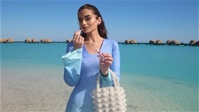 ملك أحمد زاهر تخطف الأنظار بإطلالة صيفية على البحر