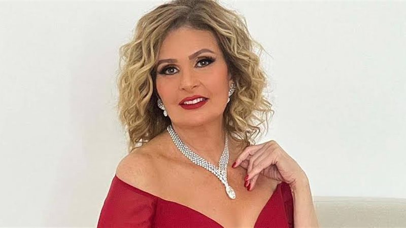 الفنانة يسرا