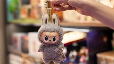 قصة دمية لابوبو وتحولها من دمية غريبة إلى إكسسوارات شهيرة 