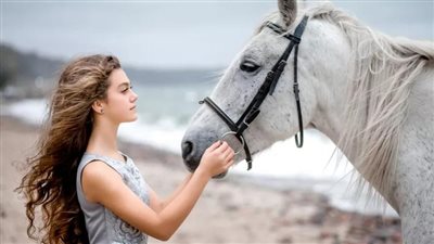  تفسير رؤية الحصان الأبيض في المنام للفتاة العزباء 