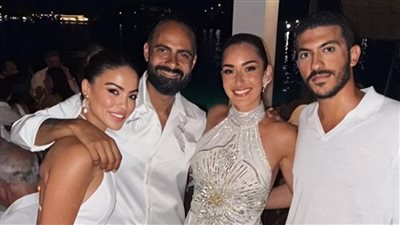 أمينة خليل تواصل زفافها في اليونان بإطلالة أنيقة 