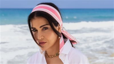 جومانا مراد تعتمد على موضة «الكورب توب» لإطلالة جريئة على الشاطئ 