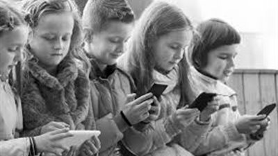 إدمان العالم الرقمي.. مشكلة تهدد الأطفال