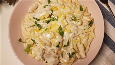 طريقة عمل المكرونة بالصوص الأبيض والدجاج في مطبخك 