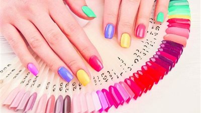 لصاحبات البشرة البيضاء..  ألوان مناكير رائجة موضة صيف 2025 