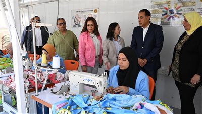 رئيس الوزراء يتفقد وحدة تدريب متنقلة تضم مشغل خياطة متكامل لخدمة المرأة المعيلة