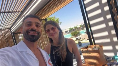 كيف علقت كارين فهمي على صورها مع محمد صلاح بالساحل؟ 