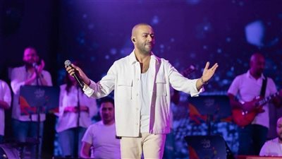 تامر عاشور يثير الجدل بعد ظهوره بالعكاز في «ليلة العمر» بالكويت 