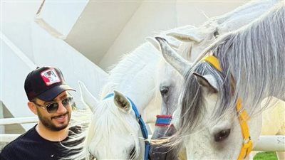 عصام السقا ينشر صورا له وسط الخيول العربية معلقا: