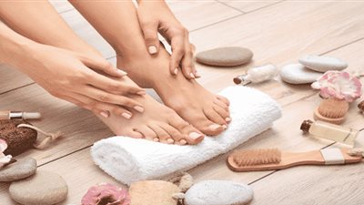 وصفات طبيعية فعالة لعلاج تشقق وجفاف  القدمين في المنزل