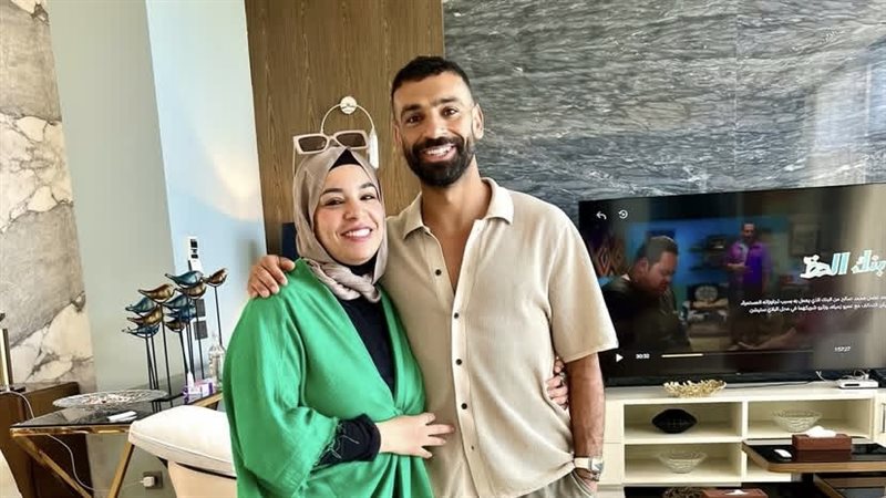 محمد صلاح مع شقيقته
