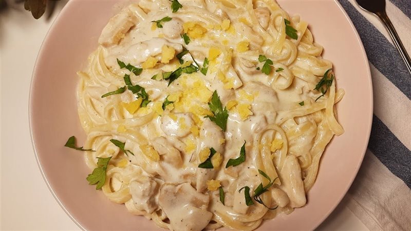 المكرونة بالصوص الأبيض