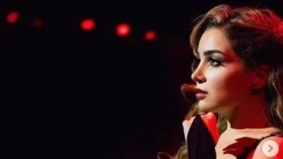 جلسة تصوير بالمسرح.. مي عز الدين تشوق جمهورها في أحدث ظهور