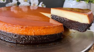 هشة ولذيذة.. طريقة عمل كيكة الشوكولاتة بالكريم كراميل 