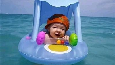 جرفتها الأمواج في غفلة عن والدتها.. تفاصيل فقدان طفلة بالبحر في تونس