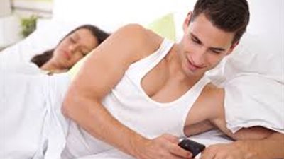 زوجي يشاهد الأفلام الإباحية وأريد الطلاق.. ماذا أفعل؟