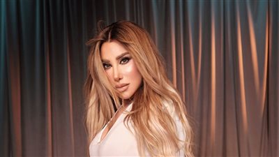 نجوى كرم تخطف الأنظار بإطلالة هندسية.. وقبعتها تثير الجدل بين الجمهور 