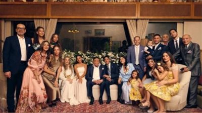 عادل إمام يعود للأضواء بعد غياب طويل.. وظهوره يشعل أجواء زفاف حفيده 