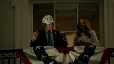 قبلة حميمية بين ترامب وميلانيا تثير الجدل بشرفة البيت الأبيض (صور)