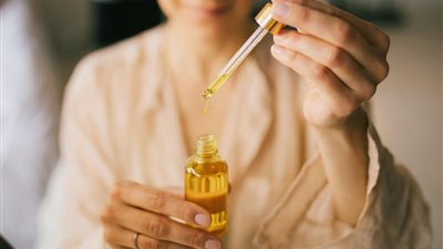 فوائد زيت الخروع المذهلة لنضارة وجمال البشرة وكيفية إستخدامه