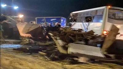 نزيف الأسفلت لا يتوقف.. حادث تصادم سيارة نقل وأتوبيس على الطريق الإقليمي بالعاشر