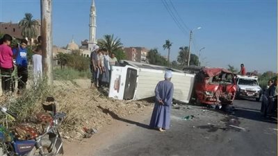 إصابة 14 شخصا في حادث تصادم سيارتين ميكروباص بسوهاج (صور)