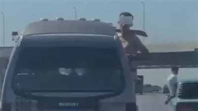شاب عارٍ يحمل سلاحًا أبيض يثير الذعر على الطريق الصحراوي.. ومطالبات بمحاسبته