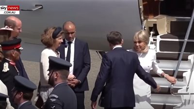 صورة محرجة تُشعل الجدل.. بريجيت ماكرون تتجاهل يد زوجها في زيارة لبريطانيا 