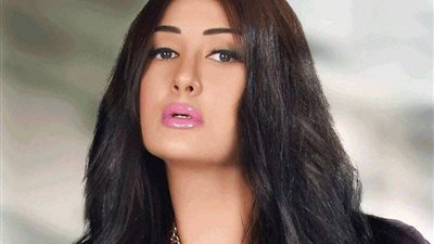 بجبيرة في القدم.. الفنانة غادة عبد الرازق تثير قلق متابعيها