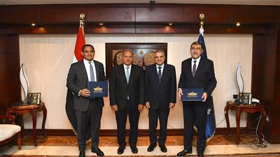 الفريق أسامة ربيع يشهد بروتوكول بين قناة السويس وبنك مصر بمشروعات التطوير 