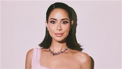 بسنت شوقي تتألق بفستان وردي لامع في أحدث جلسة تصوير