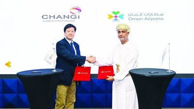 عمان وسنغافورة توقعان اتفاق تعاون لتعزيز الإيرادات التجارية والجوية للمطارات العمانية