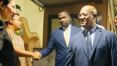 السفير عمر المشري وعدد من مستشاري السفارة الليبية في عرض «مسرحية وجوه»