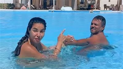 نسرين أمين تثير الضحك بتقليد فيفي عبده داخل حمام السباحة... والأخيرة ترد