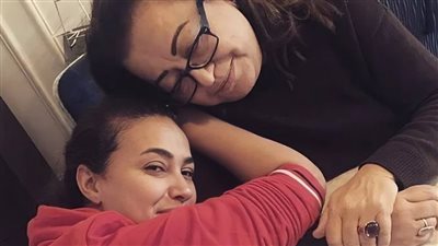 الموت يفجع هند صبري في والدتها.. هل تقام الجنازة بمصر أم تونس؟