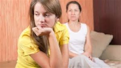 أمي تعاملني كضرة لها.. ماذا أفعل؟