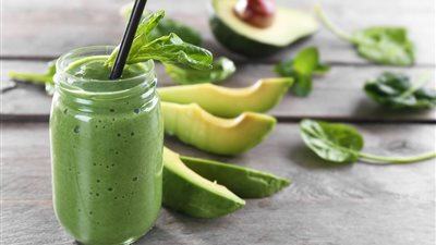 مشروب صحي ولذيذ..  طريقة عمل سموثي الأفوكادو والأناناس 