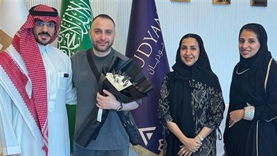 رغم الإصابة… حسام حبيب يصرّ على الصعود للمسرح في أولى حفلاته بالسعودية